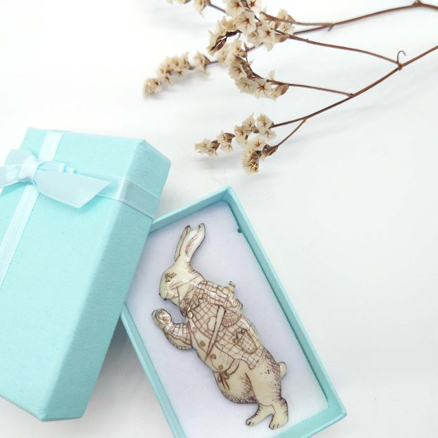 「不思議の国のアリス(銅版画風)」時計を見るうさぎの七宝焼ブローチ【受注制作】