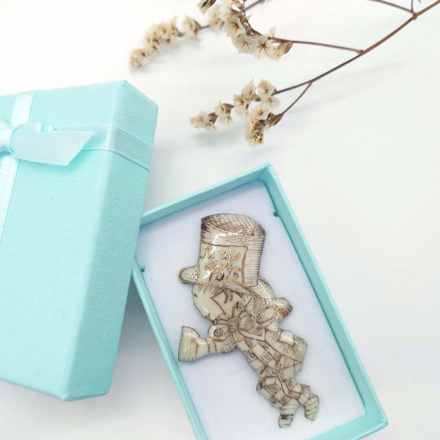 「不思議の国のアリス(銅版画風)」帽子屋の七宝焼ブローチ【受注制作】