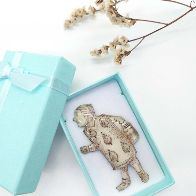 「不思議の国のアリス(銅版画風)」トランプの兵士の七宝焼ブローチ【受注制作】