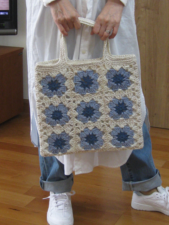 手編みのモチーフバッグ～ライトブルー＆ホワイト～ 2枚目の画像
