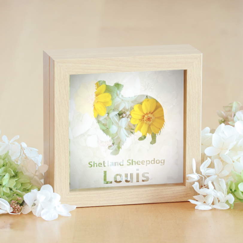 《花と犬》シェルティのシルエット（四脚立ち）とプリザーブドフラワーの木製ガラスフレーム 愛犬の名入れ・文字入れ◎