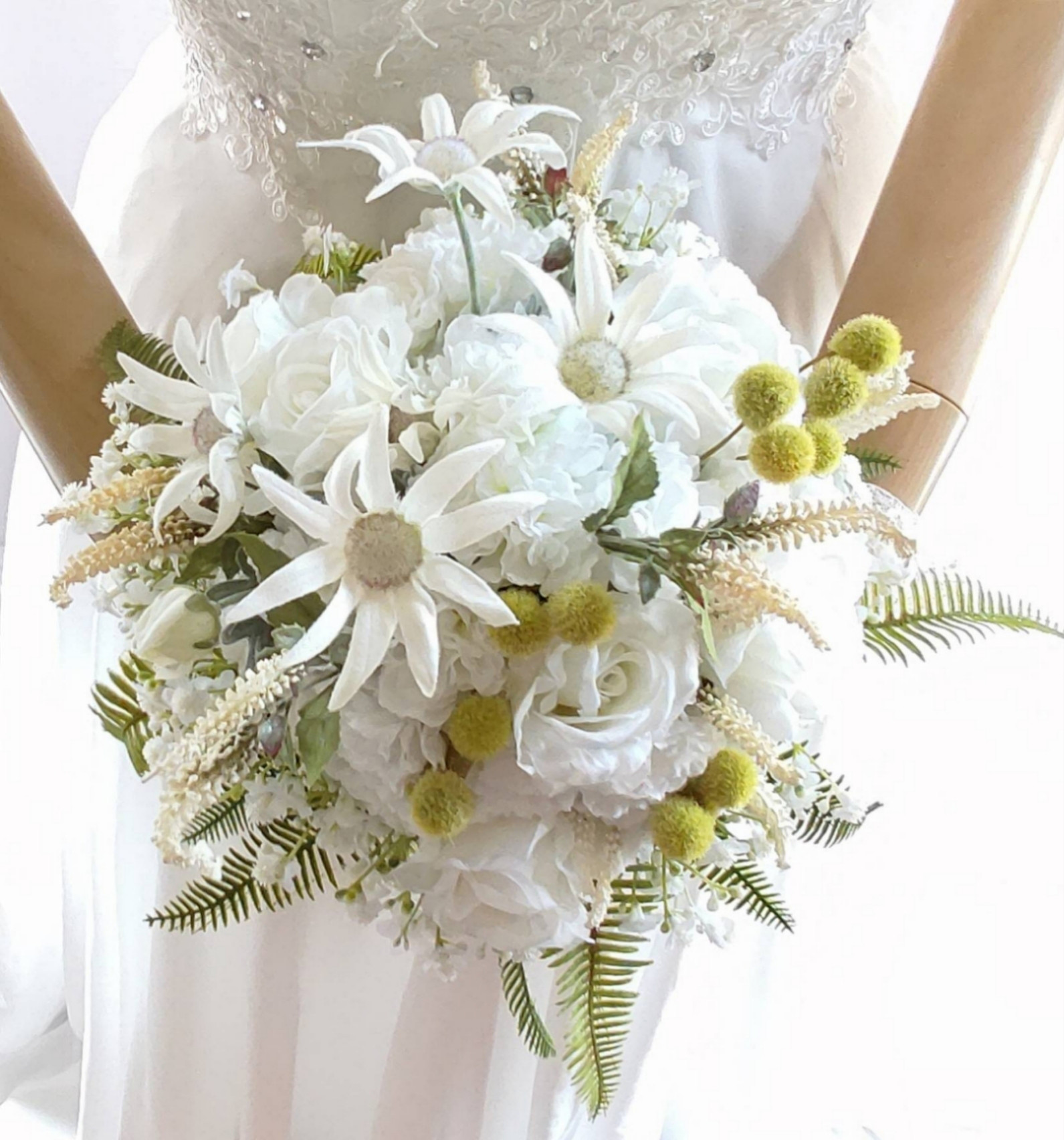 ウエディングブーケ(優しさを束ねてフランネルフラワーとバラマーガレット）ブートニア込み １点物ブーケ