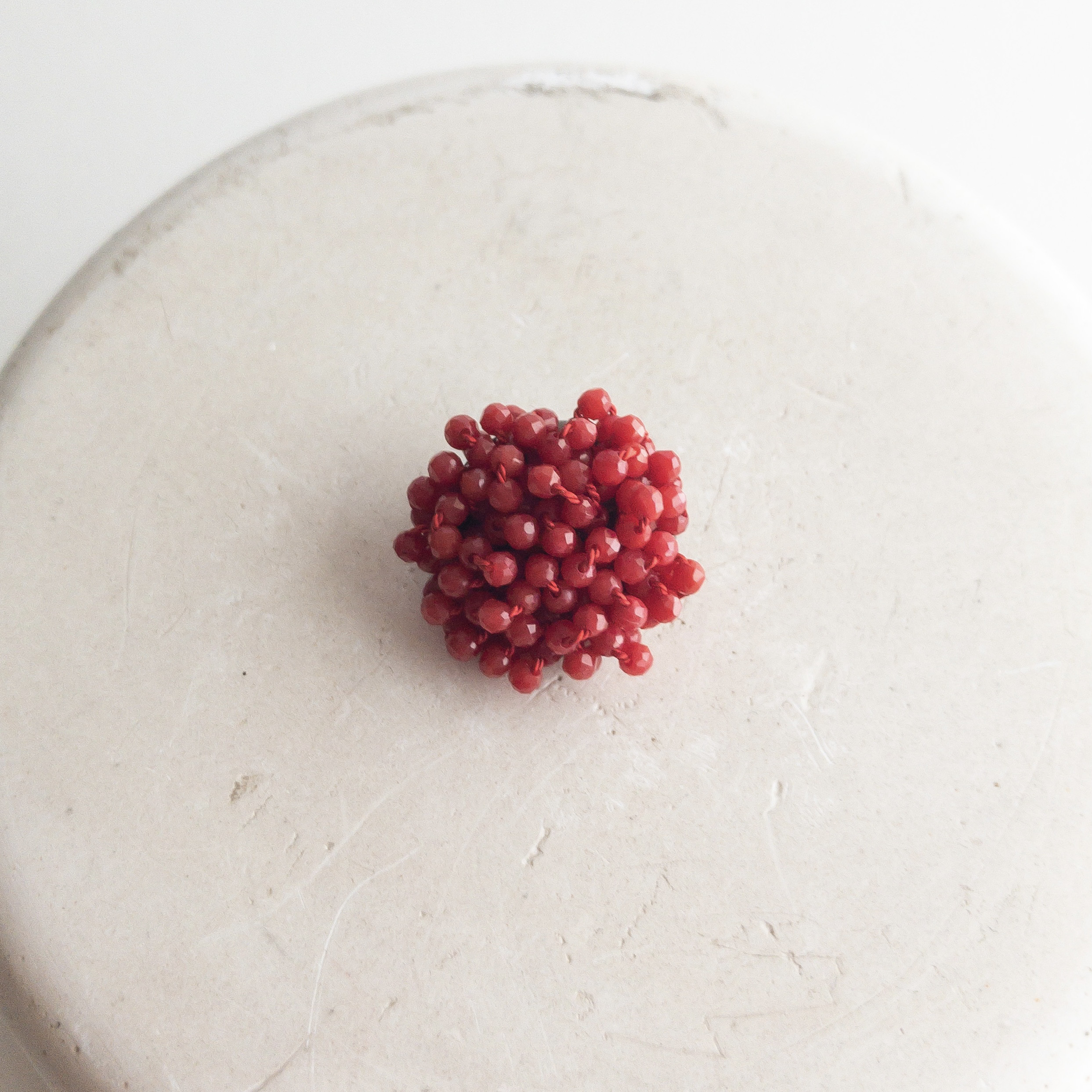 〔1718〕ダリア　ブローチ（レッドコーラル）【送料無料】