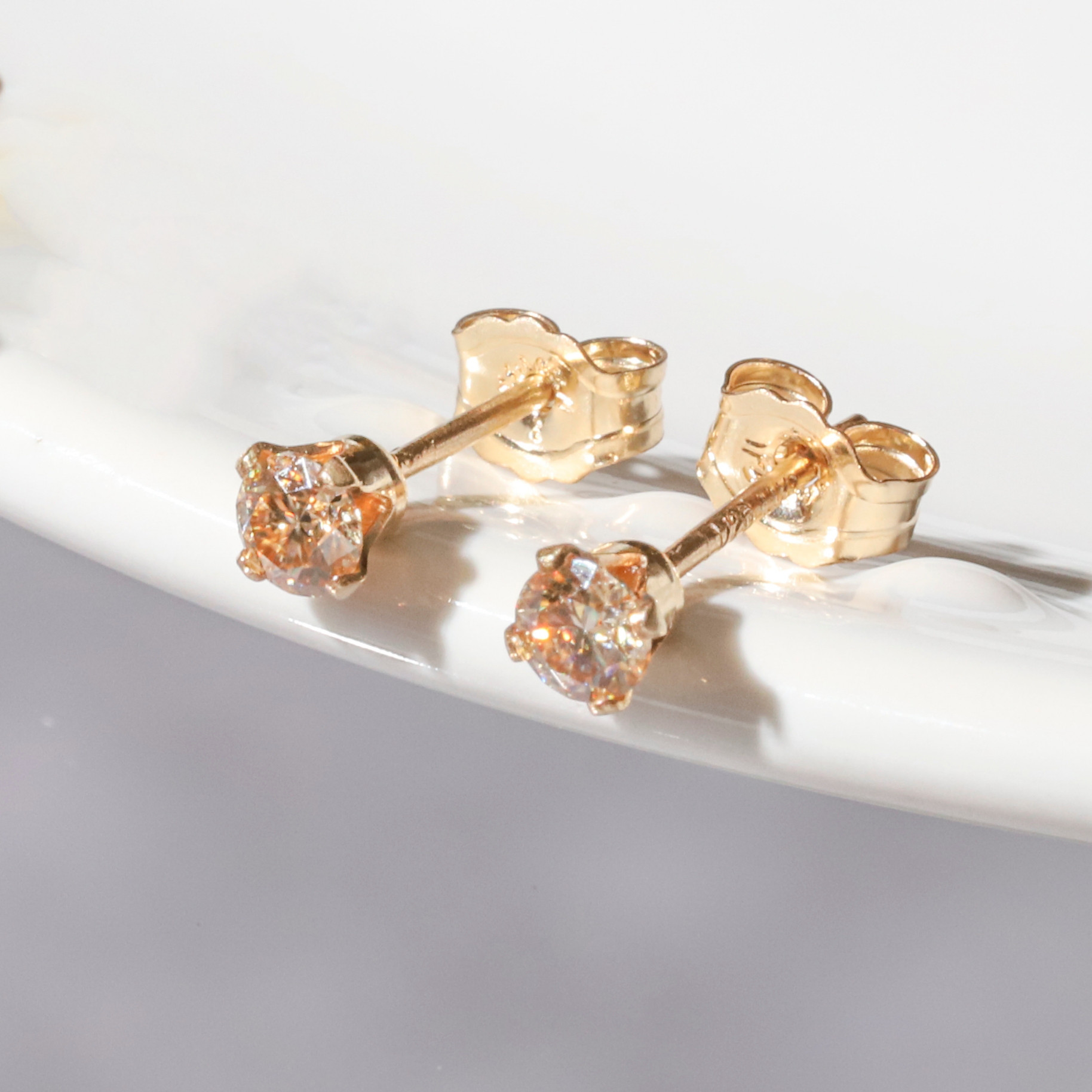 【再販】最高峰の輝き◇モアサナイト一粒ピアス◇3mm《シャンパン》【14kgf/サージカルステンレス】アレルギー対応