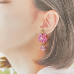 ☆SALE☆SDGsに貢献！手編みのお花＋フラワーロスのバラと桜貝のイヤリング/ピアス 1枚目の画像