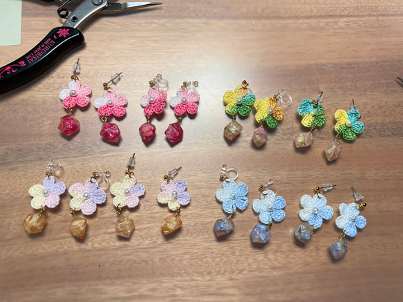 ☆SALE☆SDGsに貢献！手編みのお花＋フラワーロスのバラと桜貝のイヤリング/ピアス 3枚目の画像