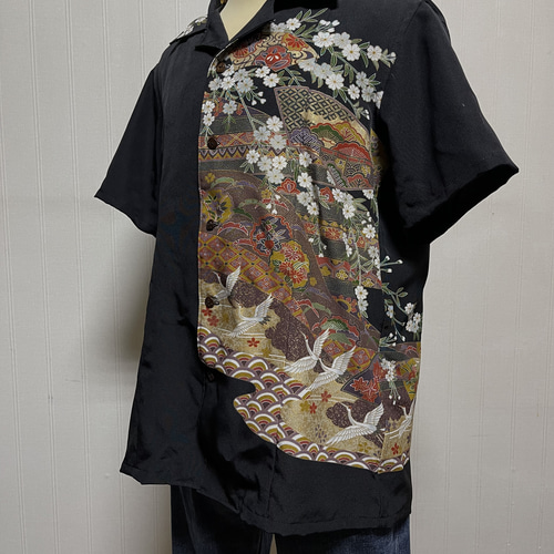 着物リメイク 鶴柄の黒留袖アロハシャツ メンズMサイズ シャツ 着物リメイク 鶴柄の黒留袖アロハシャツ メンズMサイズ シャツ