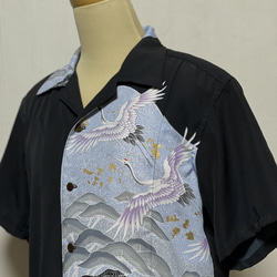 着物リメイク 青に鶴の黒留袖アロハ メンズMサイズ 4枚目の画像