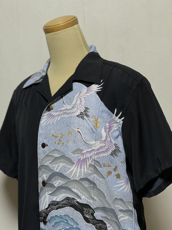 着物リメイク 青に鶴の黒留袖アロハ メンズMサイズ 4枚目の画像