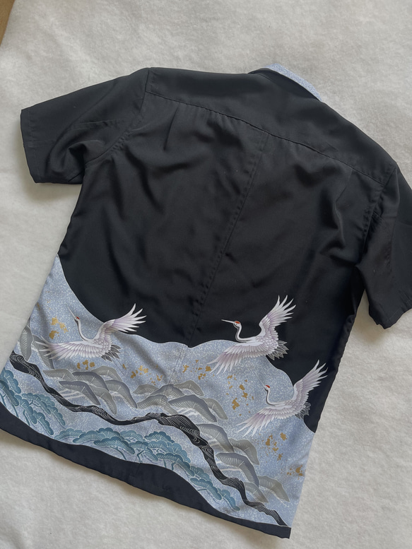 着物リメイク 青に鶴の黒留袖アロハ メンズMサイズ 2枚目の画像
