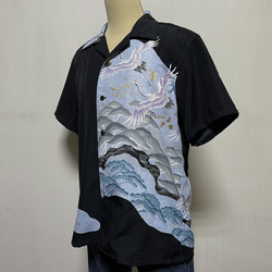 着物リメイク 青に鶴の黒留袖アロハ メンズMサイズ 3枚目の画像