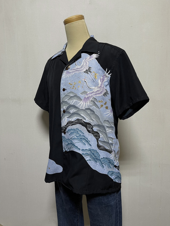 着物リメイク 青に鶴の黒留袖アロハ メンズMサイズ 3枚目の画像