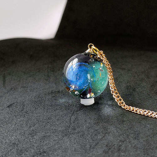 グリーンの輝く宇宙玉レジンの球体ネックレス ネックレス