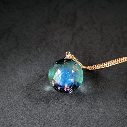 グリーンの輝く宇宙玉レジンの球体ネックレス ネックレス・ペンダント
