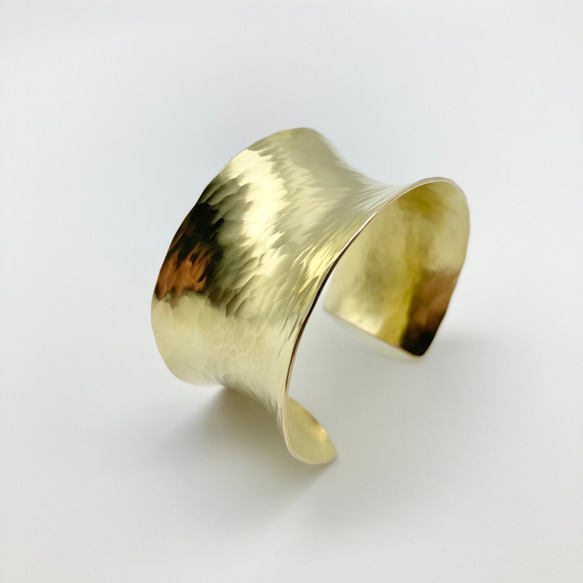 真鍮カーブ槌目バングル ［Brass］ 1枚目の画像