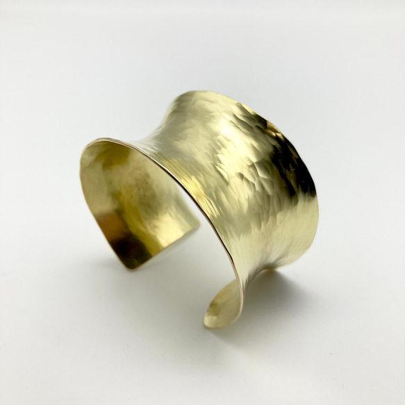 真鍮カーブ槌目バングル ［Brass］ 5枚目の画像