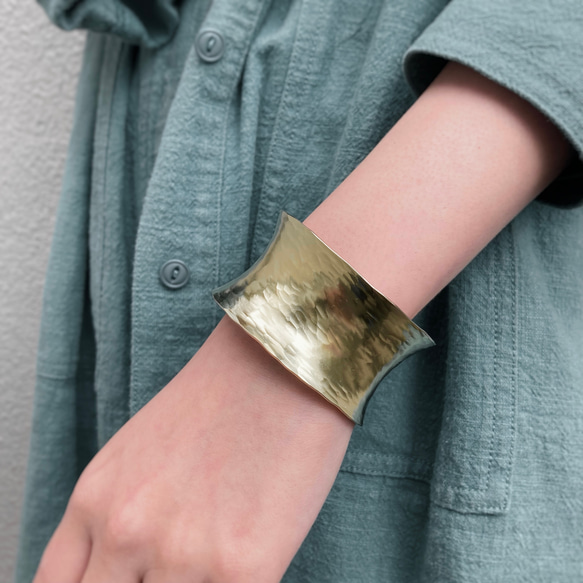 真鍮カーブ槌目バングル ［Brass］ 3枚目の画像