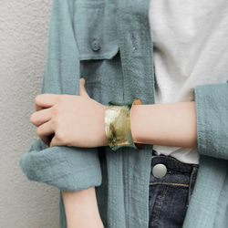 真鍮カーブ槌目バングル ［Brass］ 2枚目の画像