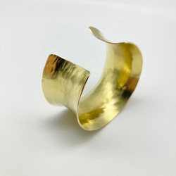 真鍮カーブ槌目バングル ［Brass］ 7枚目の画像