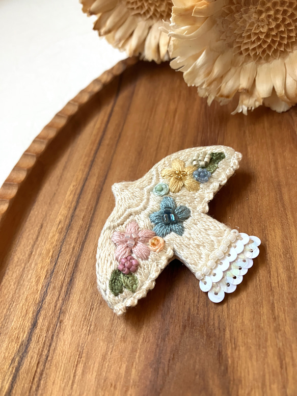 花鳥の刺繍ブローチ＊パステル 5枚目の画像