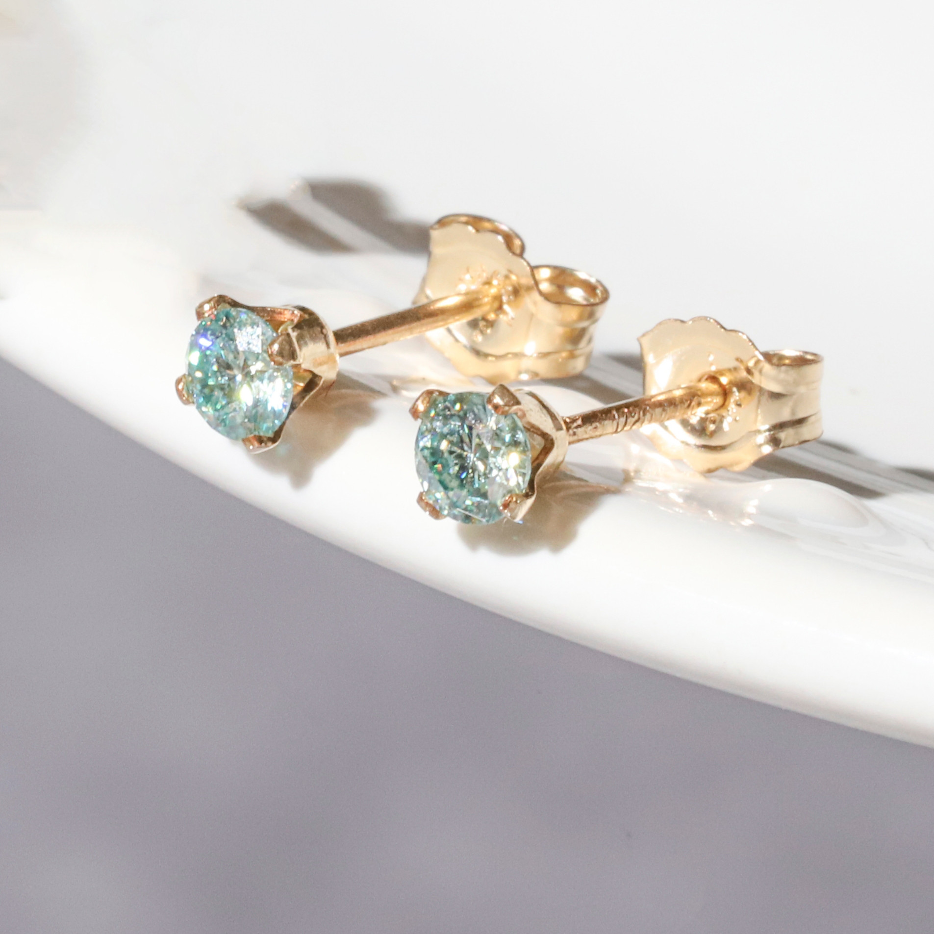 最高峰の輝き・美しさ・耐久性◇モアサナイト一粒ピアス◇3mm《ブルー》スタッド青◇金属アレルギー対応◇宝石◇MAY.K