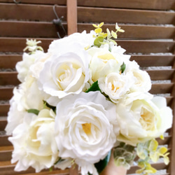 ホワイト薔薇ナチュラルクラッチブーケ❤︎アーティフィシャル❤︎シンプルで可愛い薔薇❤︎オーダー制作❤︎ 12枚目の画像