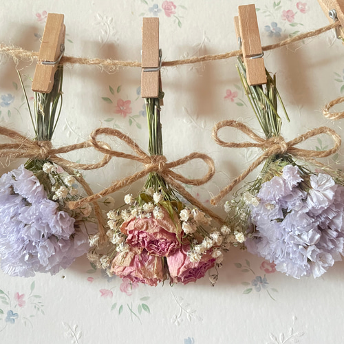パステルピンクのバラとかすみ草の春色ドライフラワーガーランド  
