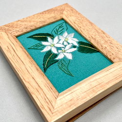 ジャスミン　刺繍フレーム　絹糸と金糸の日本刺繍　インテリア　壁飾り 2枚目の画像