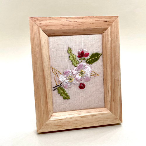 梅の花 刺繍画 木製フレーム 梅の花 刺繍画 木製フレーム 刺繍画 梅の花 木製フレーム