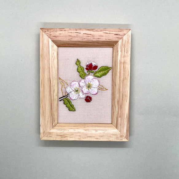 リンゴの花 刺繍フレーム 絹糸と金糸の日本刺繍 インテリア 壁