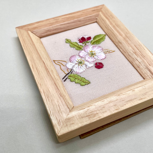 リンゴの花 刺繍フレーム 絹糸と金糸の日本刺繍 インテリア 壁飾り
