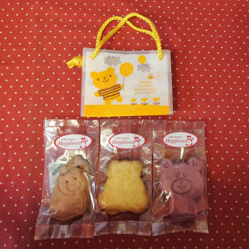 くま柄ギフトバッグにクマの形のクッキー3種詰め合わせ くま柄ギフトバッグにクマの形のクッキー3種詰め合わせ