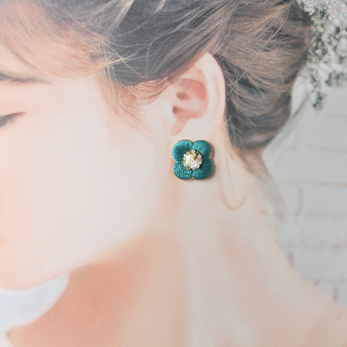 四つ花のビーズ刺繍ピアス/イヤリング/ノンホール（ターコイズブルー