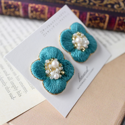 花編みビーズボールピアス　イヤリング〜blue〜 四つ花のビーズ刺繍ピアス/イヤリング/ノンホール（ターコイズブルー