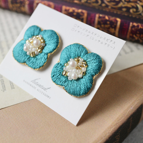 四つ花のビーズ刺繍ピアス/イヤリング/ノンホール（ターコイズブルー