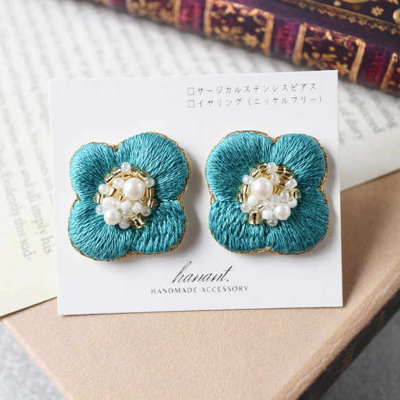 四つ花のビーズ刺繍ピアス/イヤリング/ノンホール（ターコイズブルー