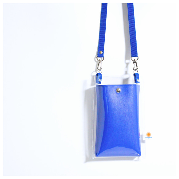 PVCとPVCレザーの涼し気スマホショルダー（クリア＋ロイヤルブルー）[ ブルー 青 夏 紫陽花 ] 1枚目の画像