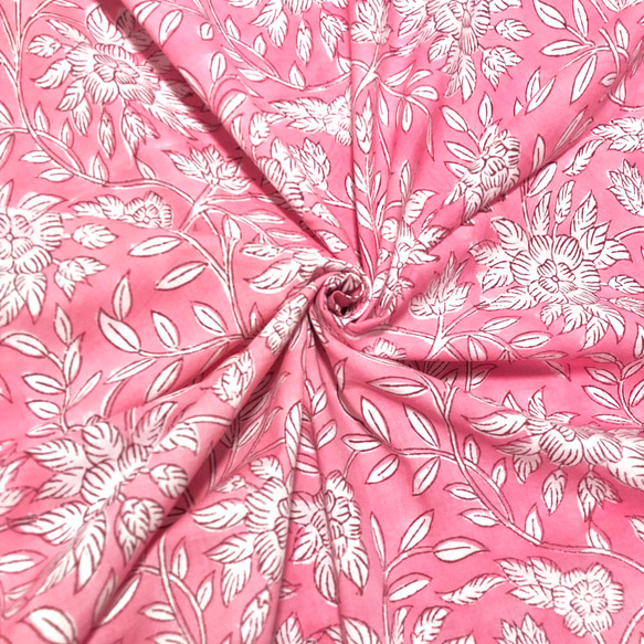 【50cm単位】ピンクホワイトフラワー　インド　ハンドブロックプリント生地　テキスタイル  コットン 1枚目の画像