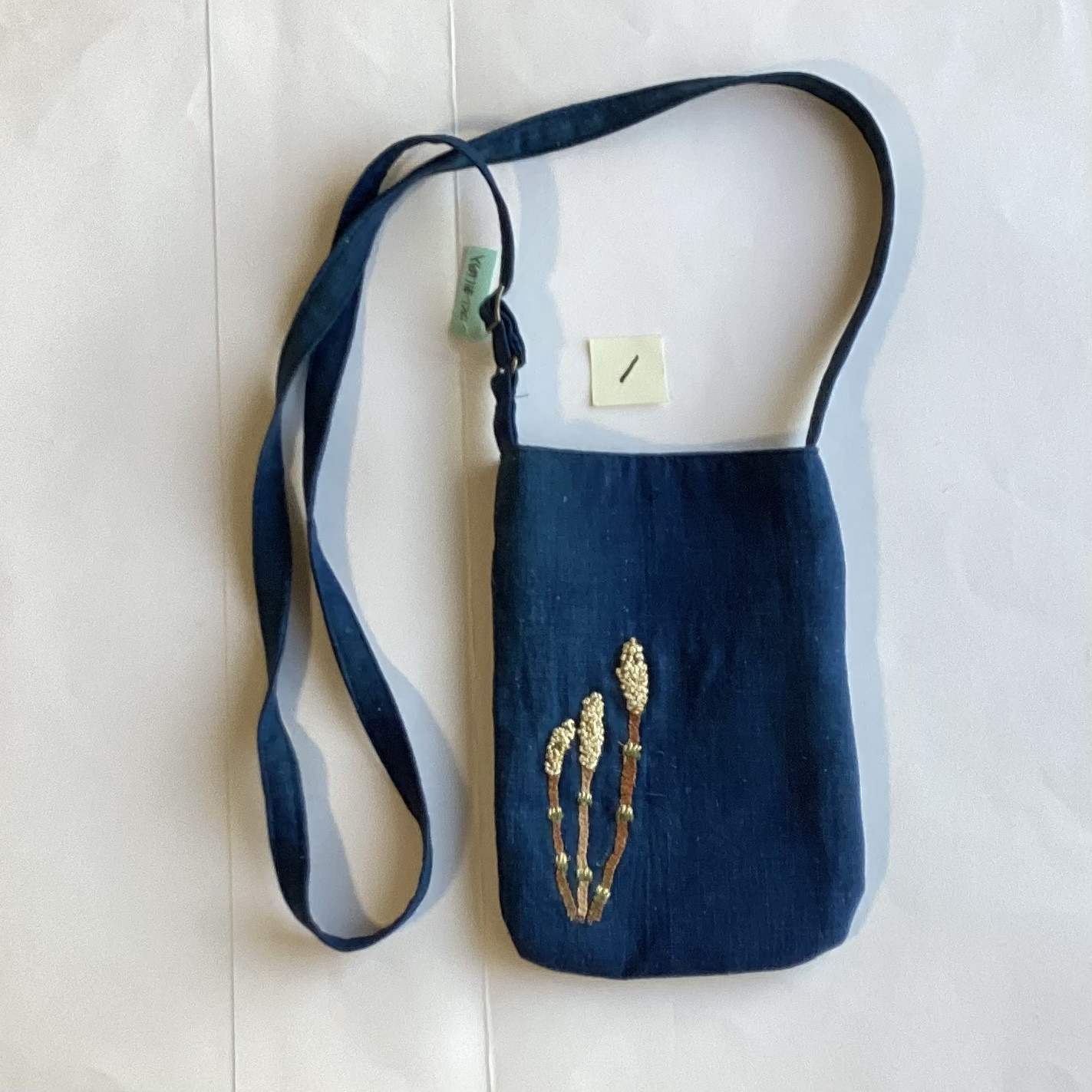 藍染め地につくしの刺繍入りポシェット　スマホショルダー　(1)