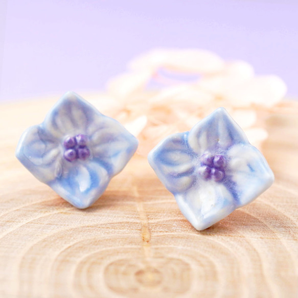 紫陽花　陶器風　青　ピアス　イヤリング 陶器]紫陽花のピアス[梅雨 花] ピアス（スタッド・一粒
