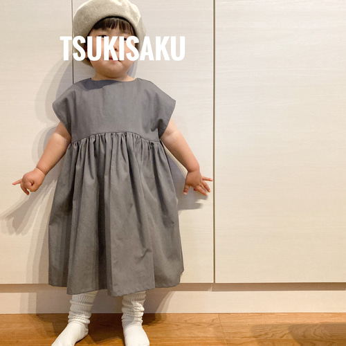 モノクロカラーのシンプルキッズワンピース》100cm