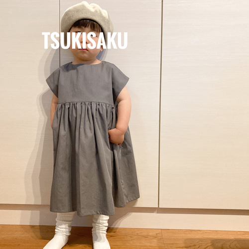 モノクロカラーのシンプルキッズワンピース》100cm