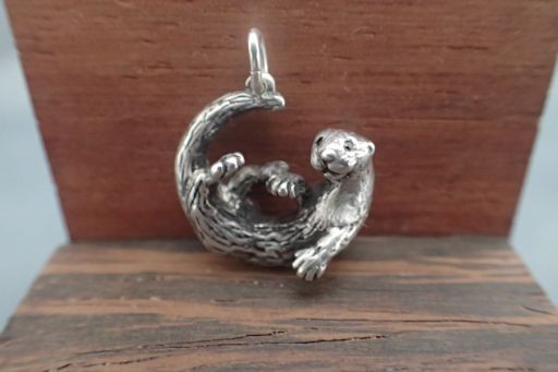 シルバーペンダントトップ　およげカワウソくん