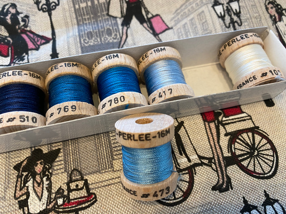 新色入荷！フランス老舗糸メーカー　AU VER A SOIE『シルクパール糸　6色セット　ブルー系　16m×6』 3枚目の画像