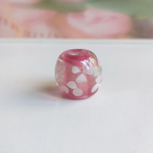 とんぼ玉　白い紫陽花（ピンク） 2枚目の画像