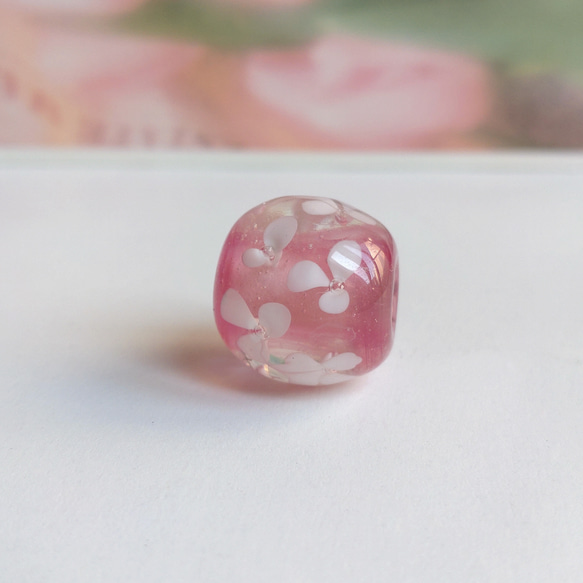 とんぼ玉　白い紫陽花（ピンク） 5枚目の画像