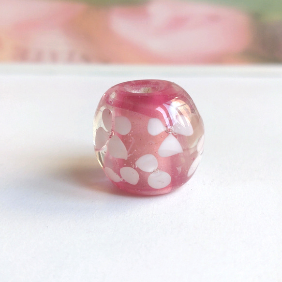 とんぼ玉　白い紫陽花（ピンク） 1枚目の画像