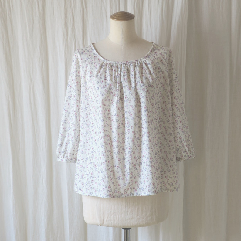 【sale】リバティのブラウス（レイニング・ローズバッズ　アイボリー）