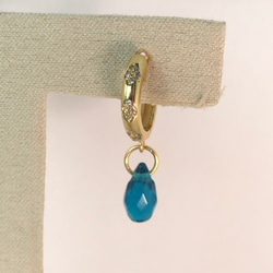 「夏クリアランスセール」500⤵300夏の煌めき　水滴型ネオンブルーCZ水晶　ピアス　 1枚目の画像