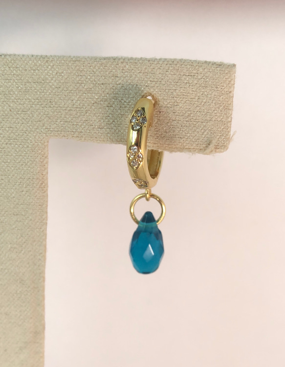 「夏クリアランスセール」500⤵300夏の煌めき　水滴型ネオンブルーCZ水晶　ピアス　 1枚目の画像
